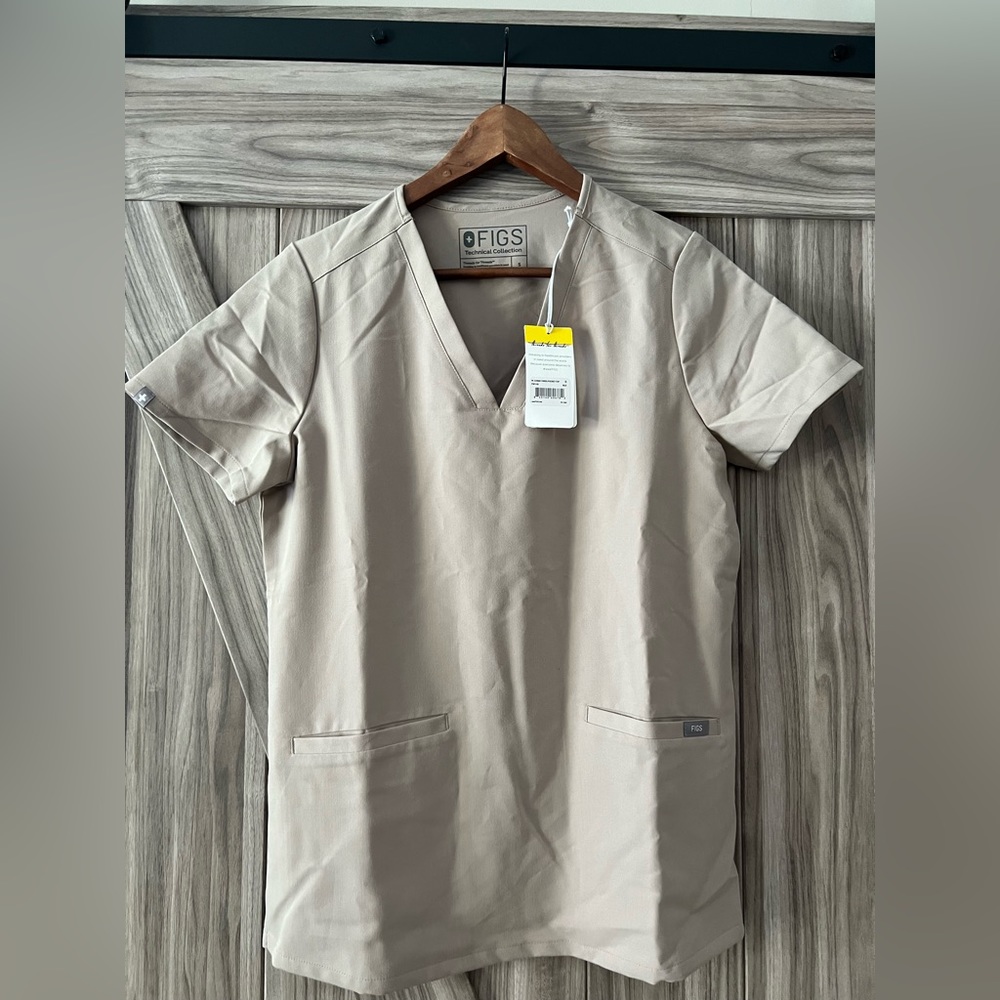 FIGS Casma Three-pocket scrubs top never worn, tags attached.